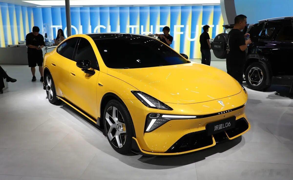 深蓝L06全新特别版亮相在近日举办的2026成都车展上，深蓝L06全新特别版亮相