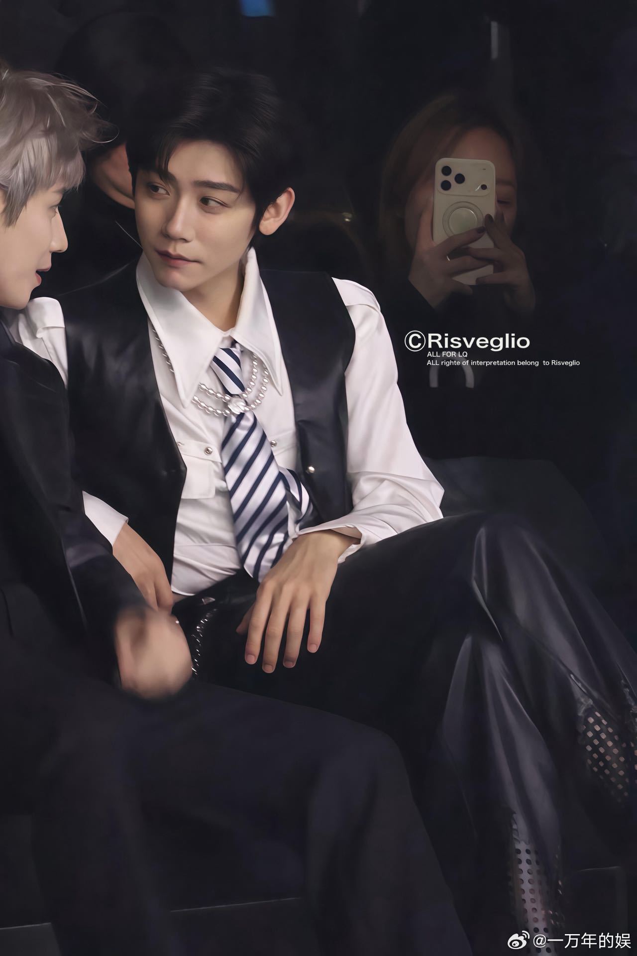 李卿现代装、李卿现代装造型 上海活动造型戳心！白衬衫+皮马甲酷感十足，条纹领带添