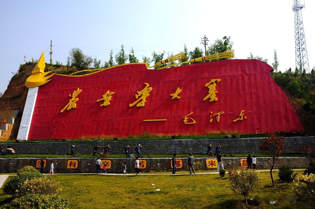 杨显东何许人也？恐怕全中国知道他的连百万分之一都不到。
他批大寨，而且还是“恕批