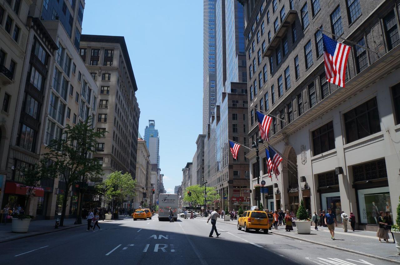 亚马逊最近那场瘫痪，真把美国科技圈的底裤都给扯下来了。
本来是想靠AI写代码省人