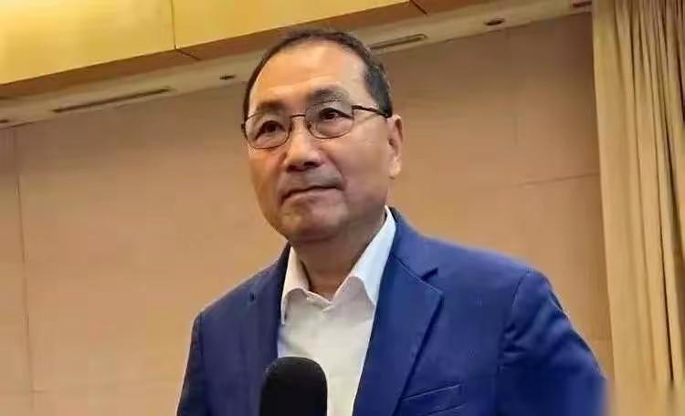 真绝了，侯友宜这波操作，简直堪称成年人世界"已读乱回"的教科书。

台湾致癌油风