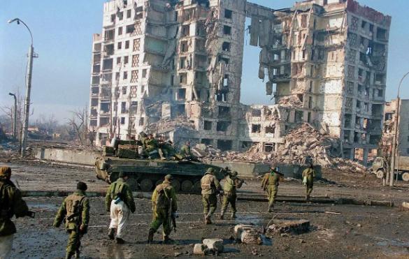 伊朗这场仗，基本上已经打不下去了。

别看伊朗还在发射导弹，好像挺厉害。其实底牌