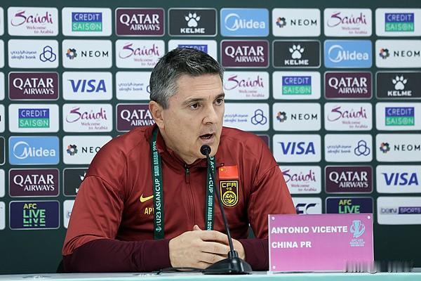 安东尼奥率胡荷韬出席发布会 国足U23拼尽全力冲历史

U23亚洲杯决赛赛前发布