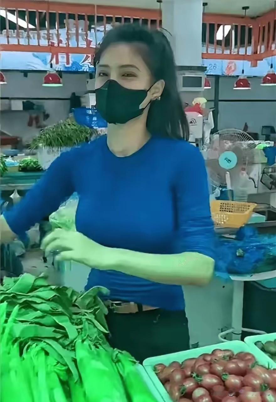 我有一个朋友，让我比较哪个女孩漂亮！
两女的，左边的一个是菜市场认识的，另一个是