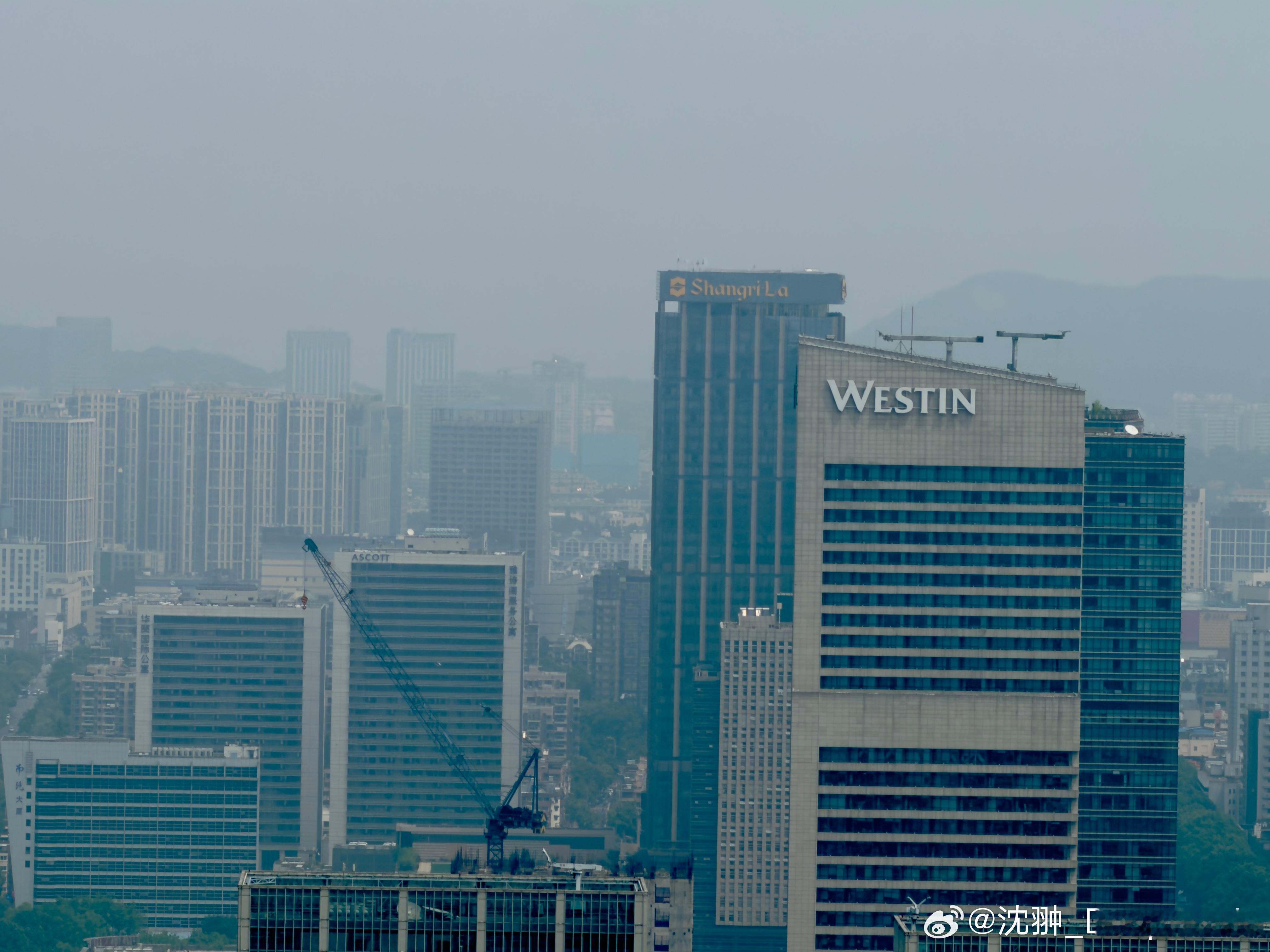 南京这个地方比较复杂。之前来过很多次，但都是从机场奔芜湖，从来没进过市区。 南京