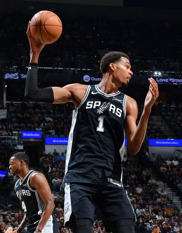 马刺121-117逆转公牛，一战打出了2个不得不说的事实！

1.文班亚马统治第