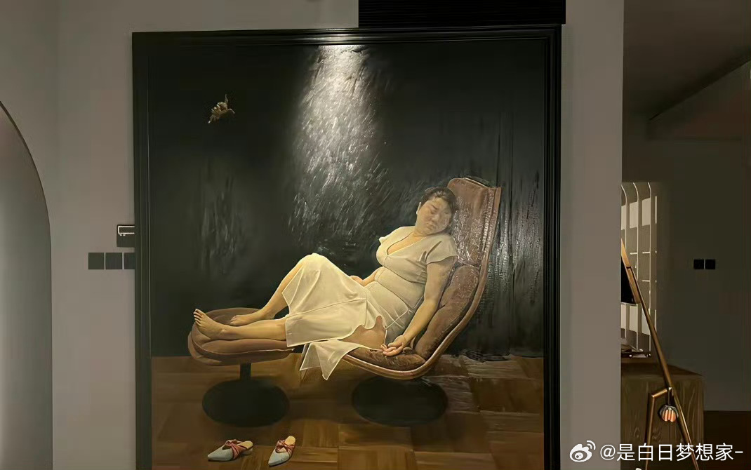 杨天真居然放一幅自己的巨幅画像在家里，还不是肖像，是全身像，这姿势... 