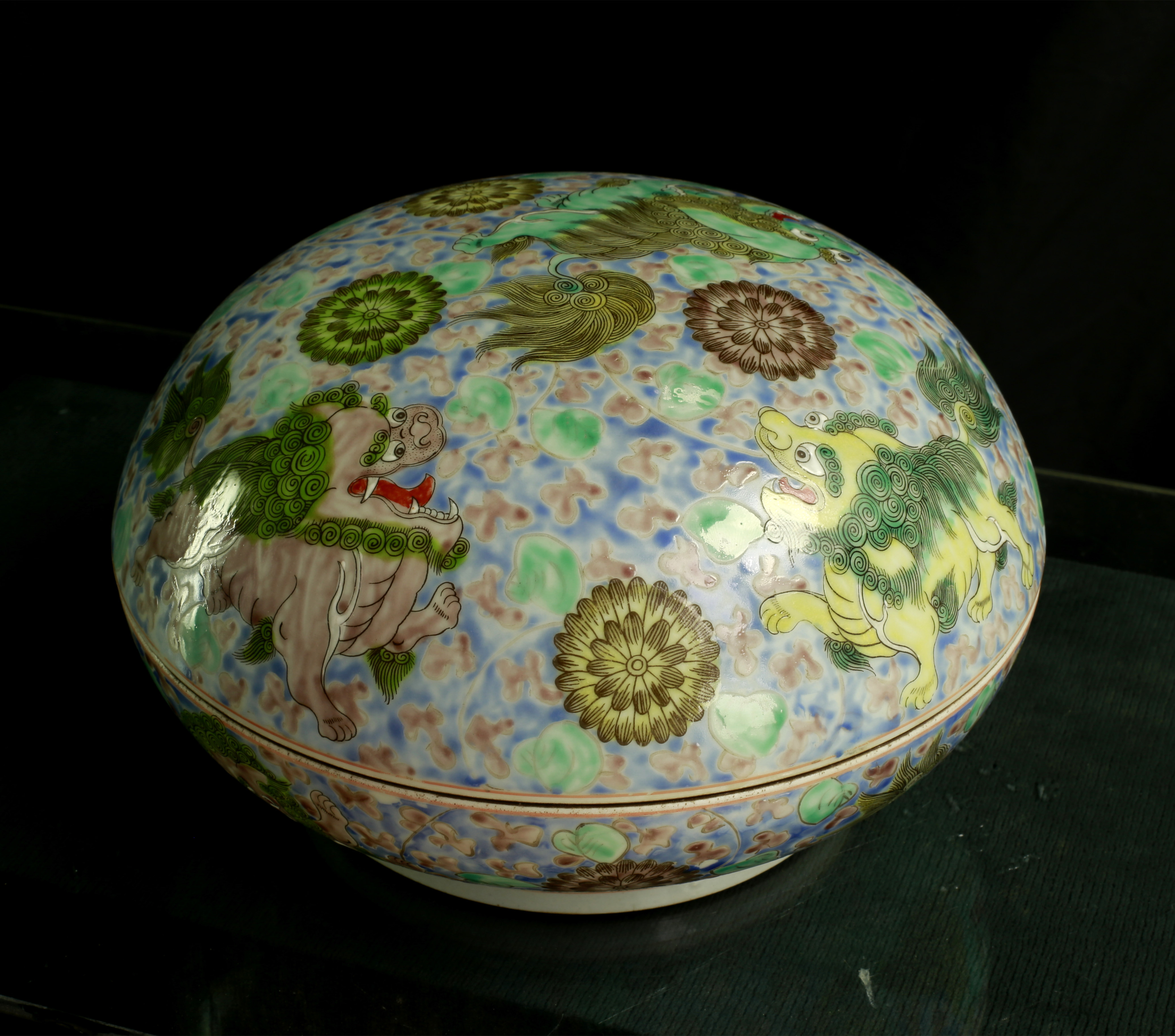 清晚期 . 五彩狮子花卉纹大盖盒一件尺寸:直径25.8厘米，高16.3厘米，重2