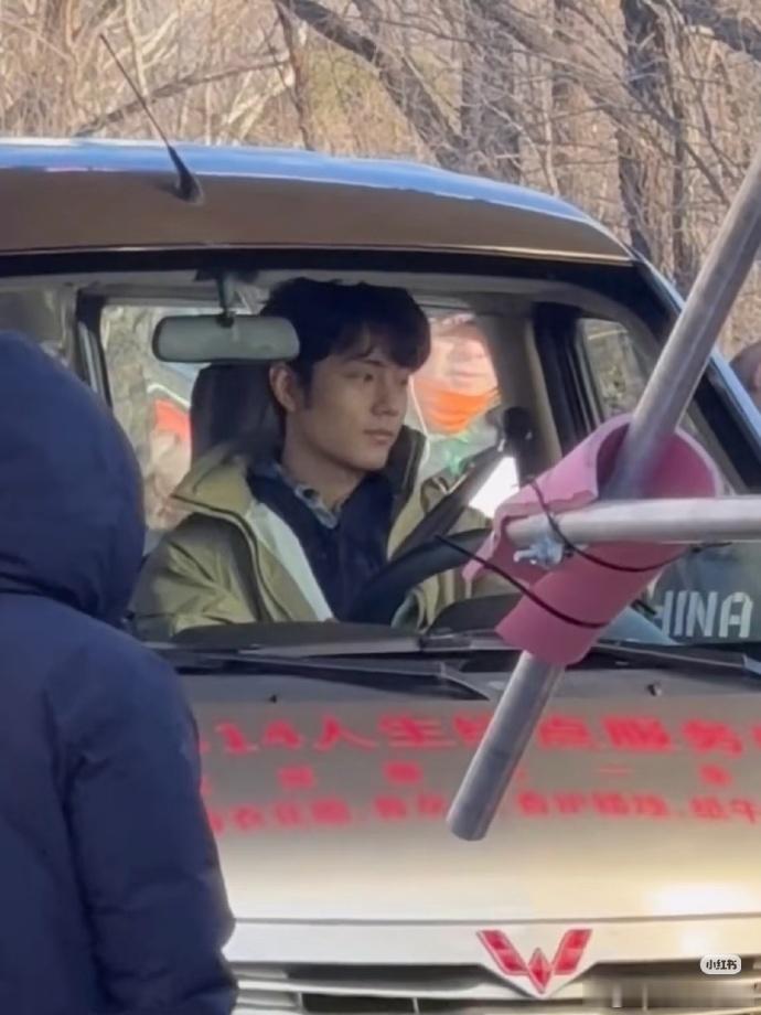 肖战今天开手动挡车肖战开丧葬馆车路透 肖战身着旧羽绒服开手动挡车，适配《小城良方