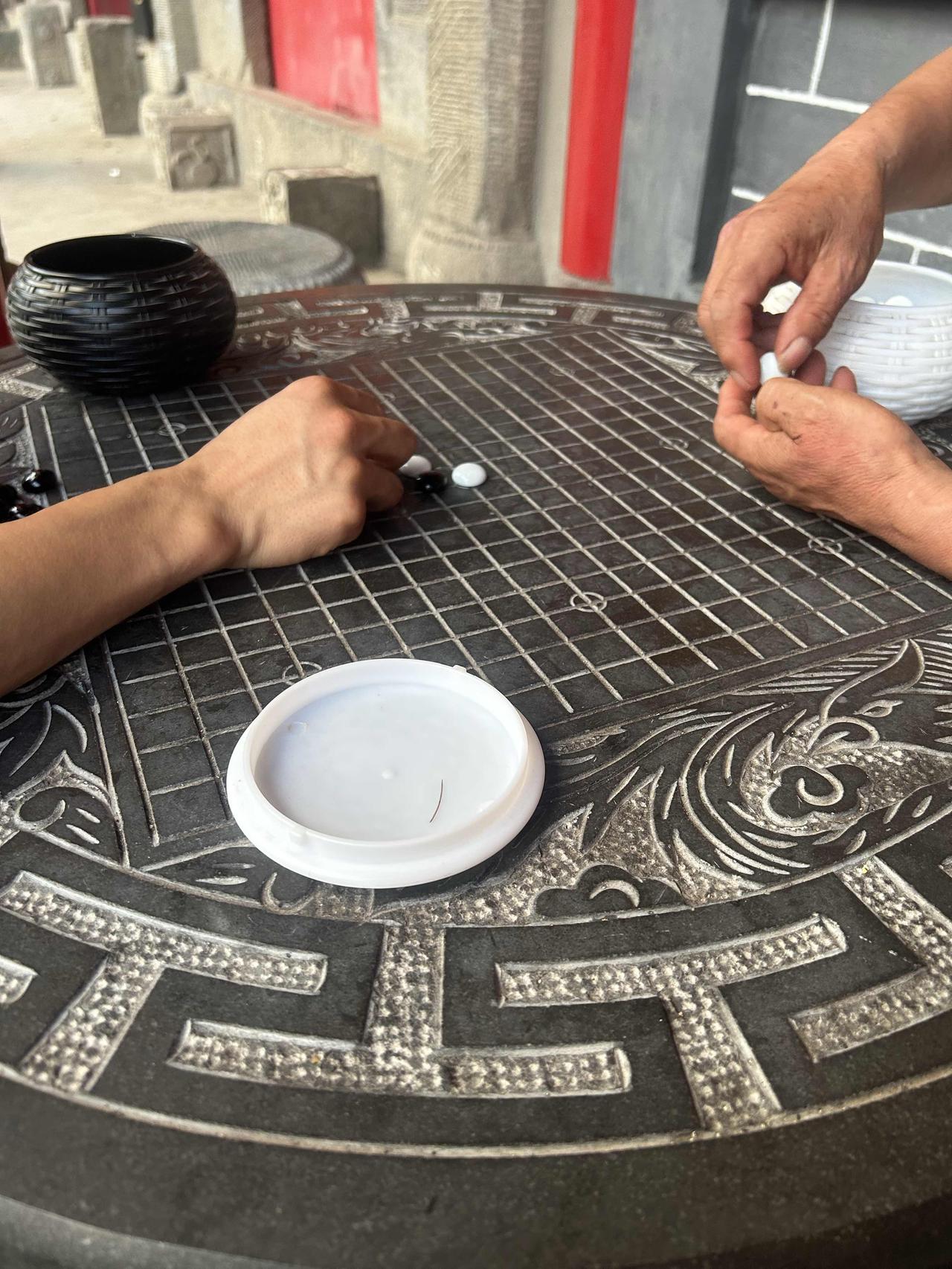 天台山跟道长下棋论道，深有感悟：自身的浊气被香火阻断，身心畅快。
人都有一股气，