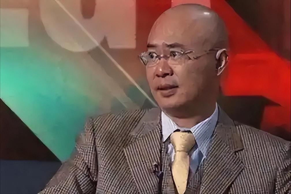 顶着国际头衔抹黑祖国，拿民族伤痛博眼球。随后伪装“军事专家”赚取利益，东窗事发，