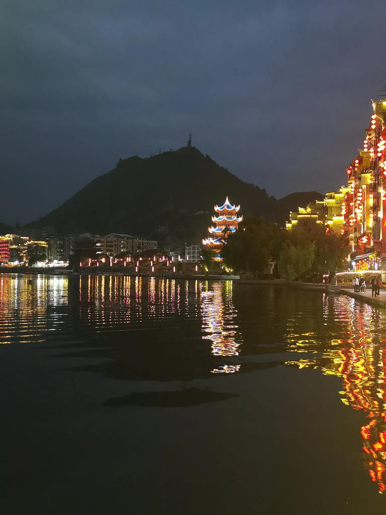 散户是不可能都赚钱的，甚至是都不可能赚钱。这就好比四个老朋友打牌，一两场或许有输