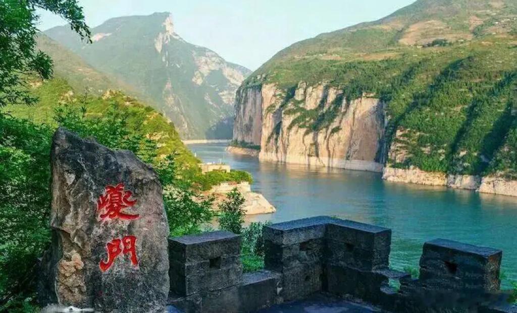 夔门风，千古叹·默斋主人原创怀古抒情散文江风挤进夔门。两壁削立，风从崖隙间挣涌而