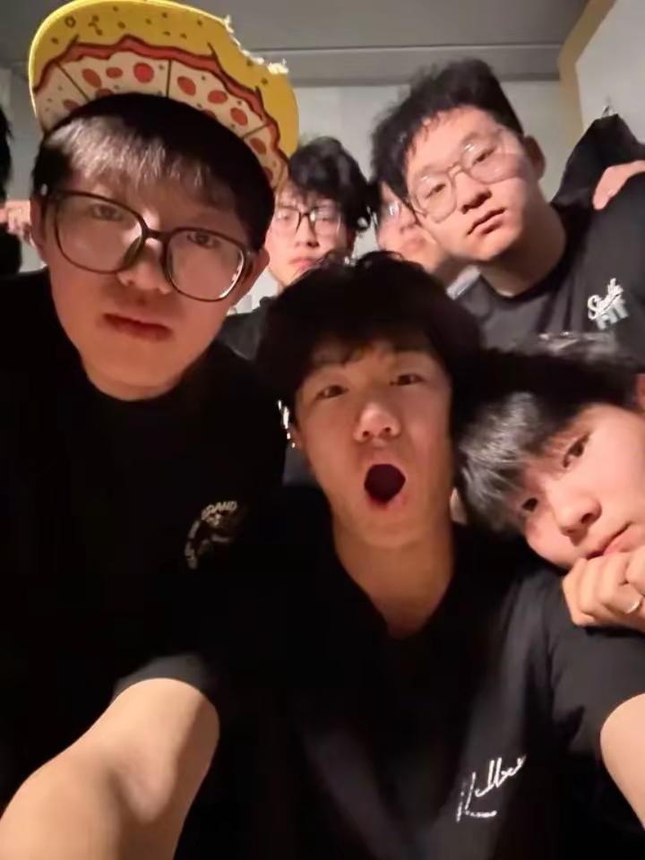 骗你的高三其实挺幸福的你问我高中三年最喜欢哪一年我说那肯定是高三卡着点进班预备铃