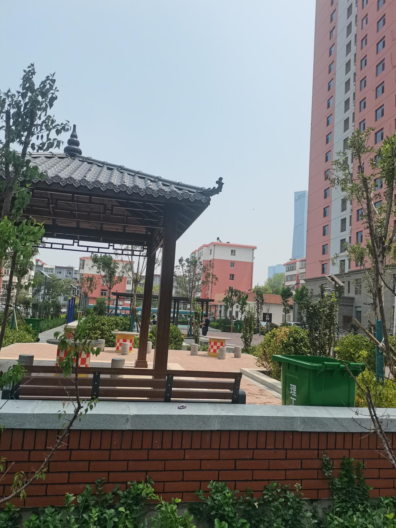 前往山西省人民医院和平院区看病，可通过网络挂号，无需找熟人，也不用请客送礼。你信