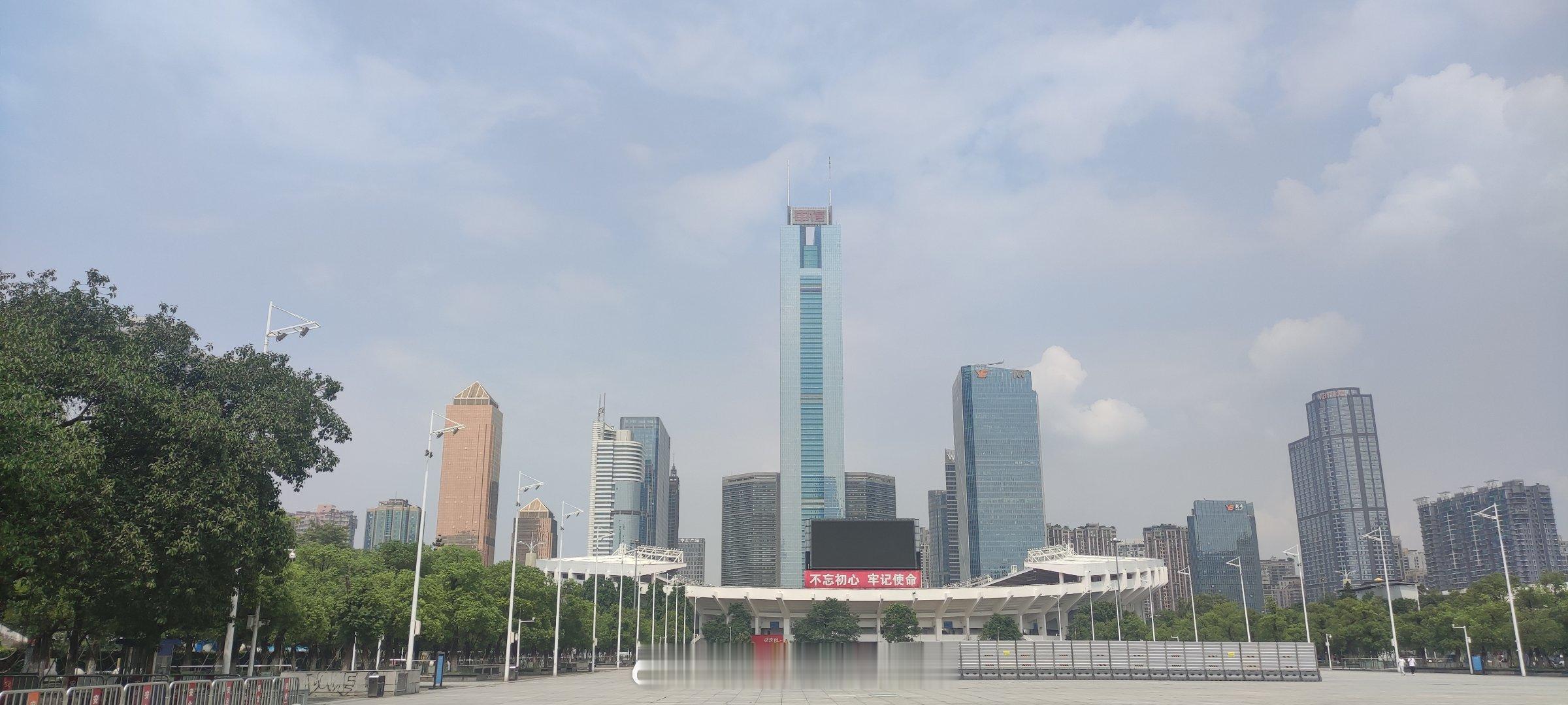 广州天河体育中心现在是这样婶儿的。期待2024广州马拉松时焕然一新吧。#跑步[超