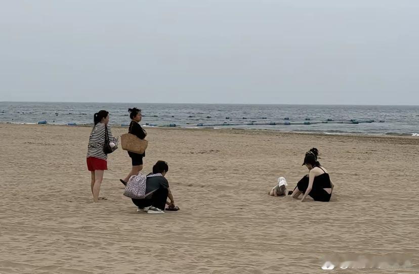 何穗，这个带娃场面，真心把所有宝妈都给看哭了！她出门带娃居然带了仨保姆，真是钱多