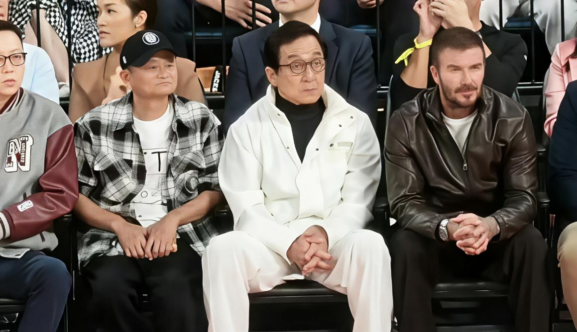 谁说马云退休后就消失了
我觉得人家只是换了种活法
从“马老师”变身成了
“休闲马