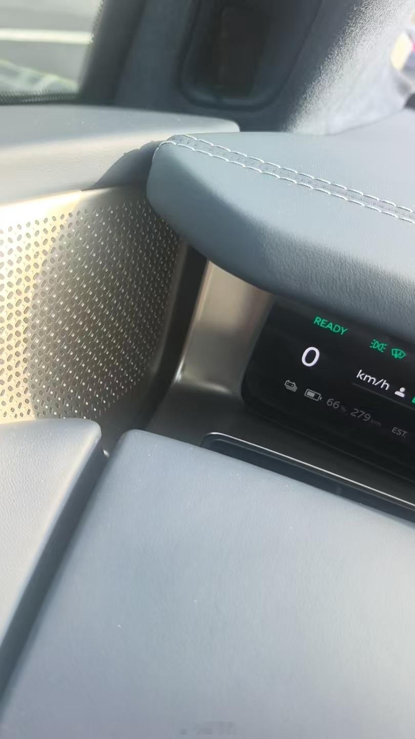 今天问朋友，他去年70多万买ET9，现在50多万就能买ES9，你觉得亏不亏？你猜