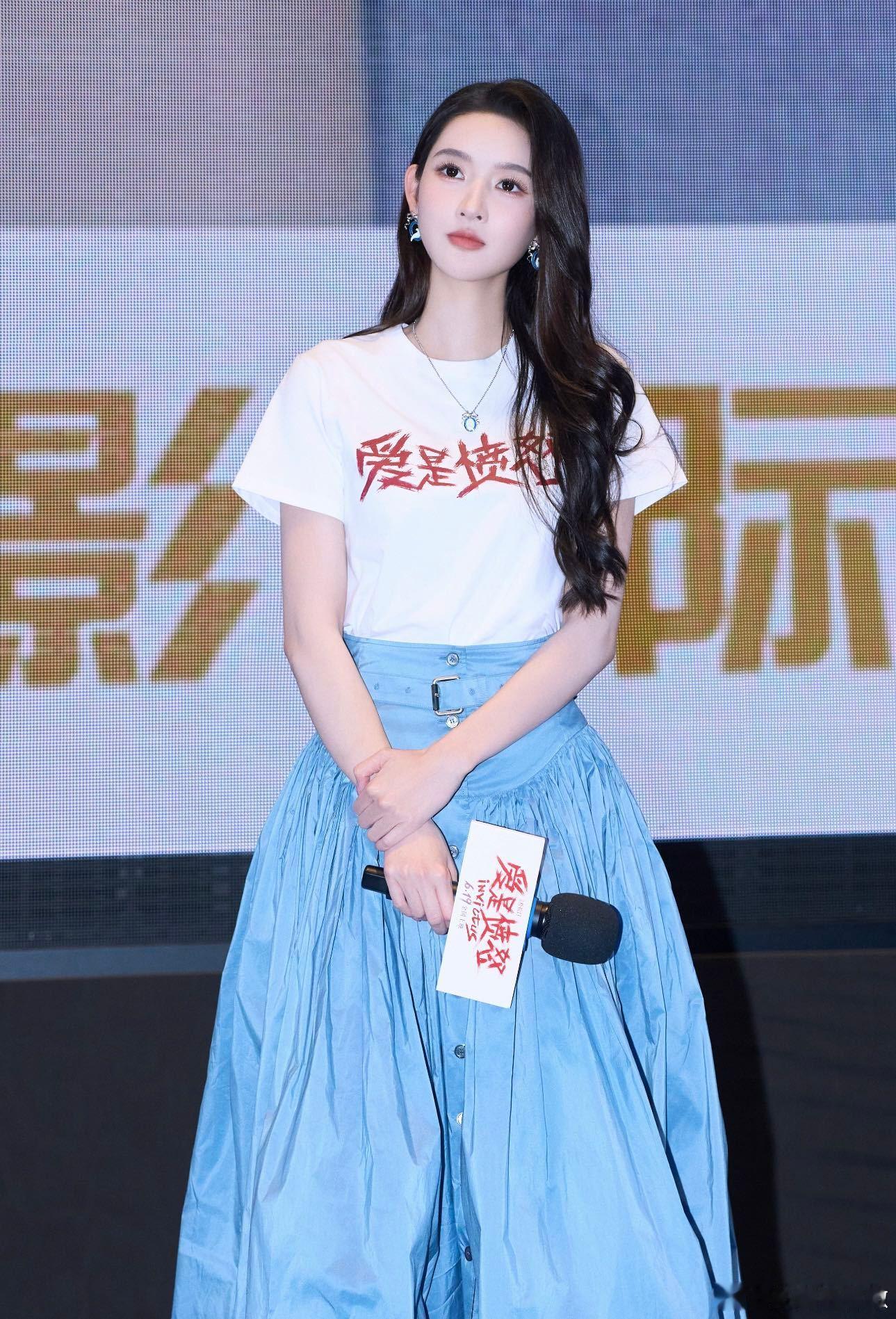 王玉雯好权威的电影脸 光影落在脸上，细微的情绪起伏全部可以被捕捉 
