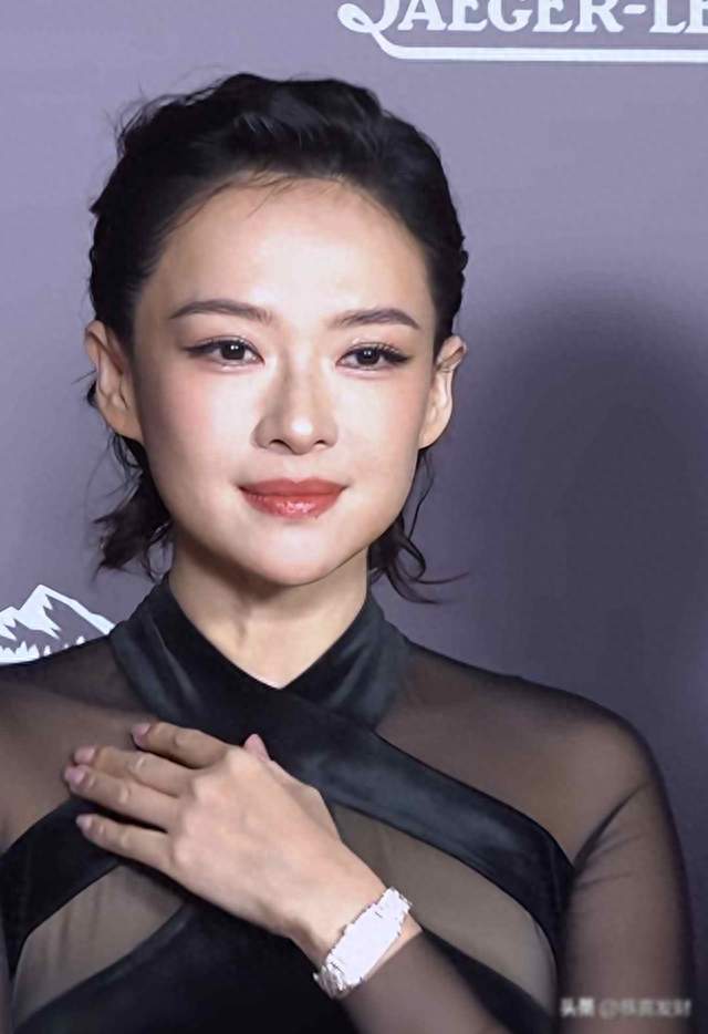 章子怡露面引争议，网友吵翻天，背后是女人老了就该“消失”？