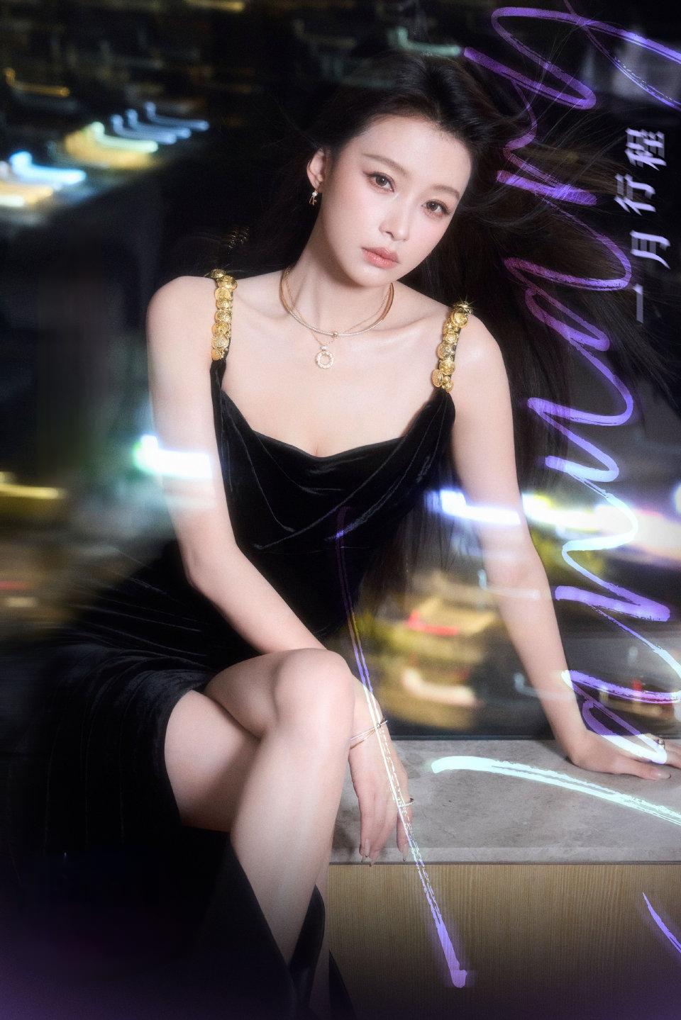 演员孙怡黑色吊带裙穿搭，交叉着腿，肤白貌美真迷人！辣妈孙怡