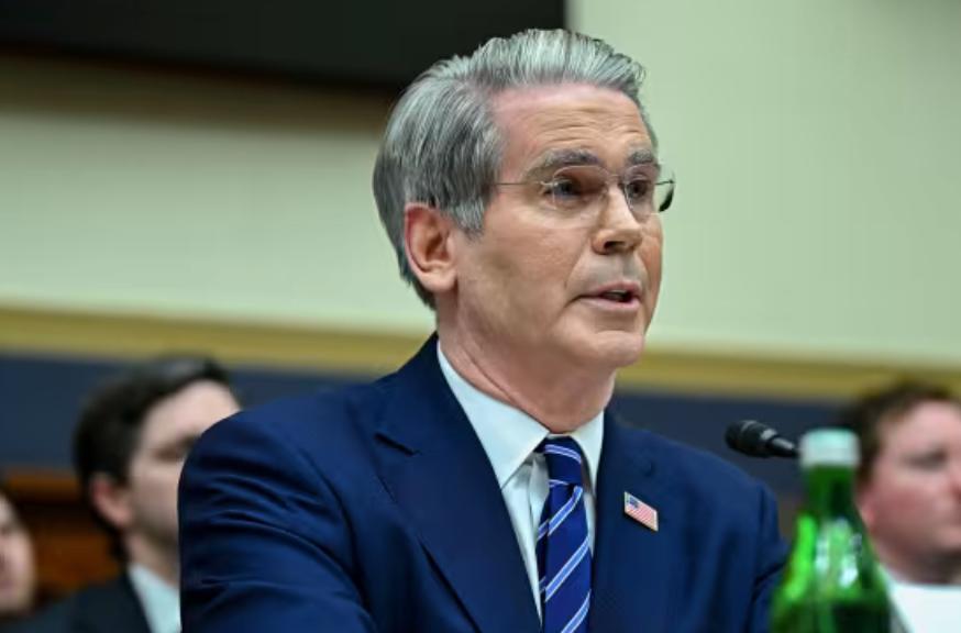 【伊朗高层疯狂向海外汇出资金】

2月5日，美国财长贝森特在参议院透露：根据他们