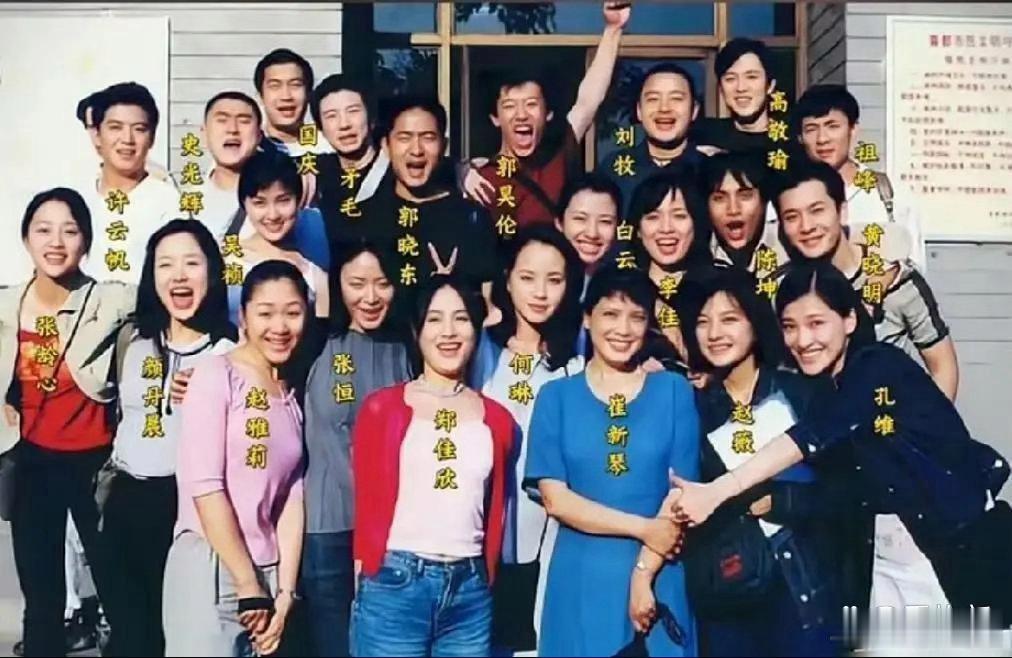 黄晓﻿‎‏明上⁠学那会儿，班里就属他长得最帅，妥妥‎‏‎的颜值⁠巅峰，没谁比﻿得