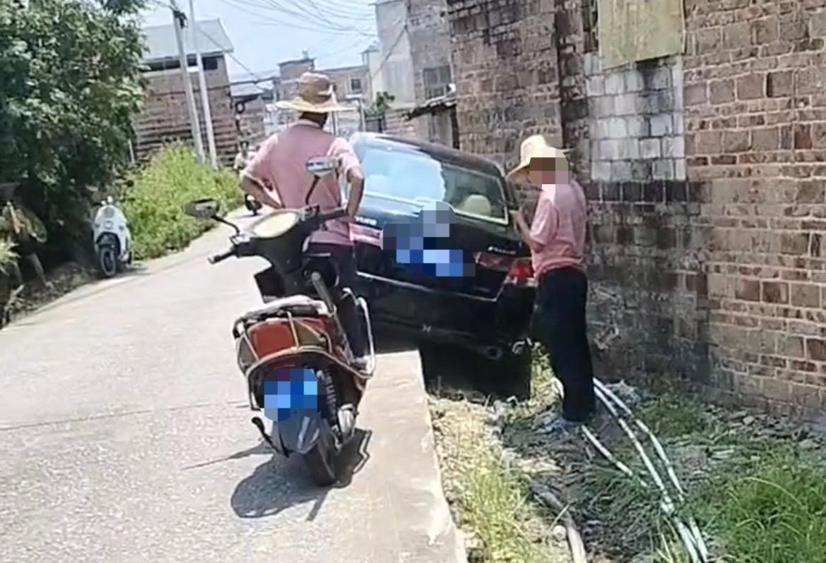 【桂D黑色小车撞到玉林乡村道路边受损】

8月9日，一辆桂D车牌的黑色小轿车撞到