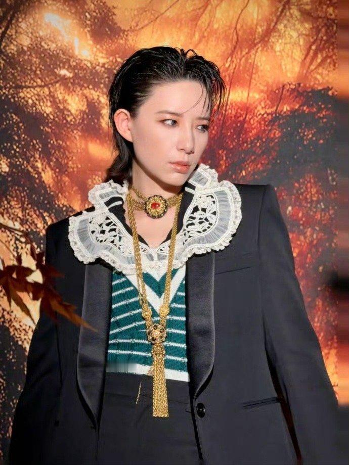 李斯丹妮戴了一条半米长的项链 李斯丹妮这波造型赢麻了！半米长的项链打破常规超吸睛