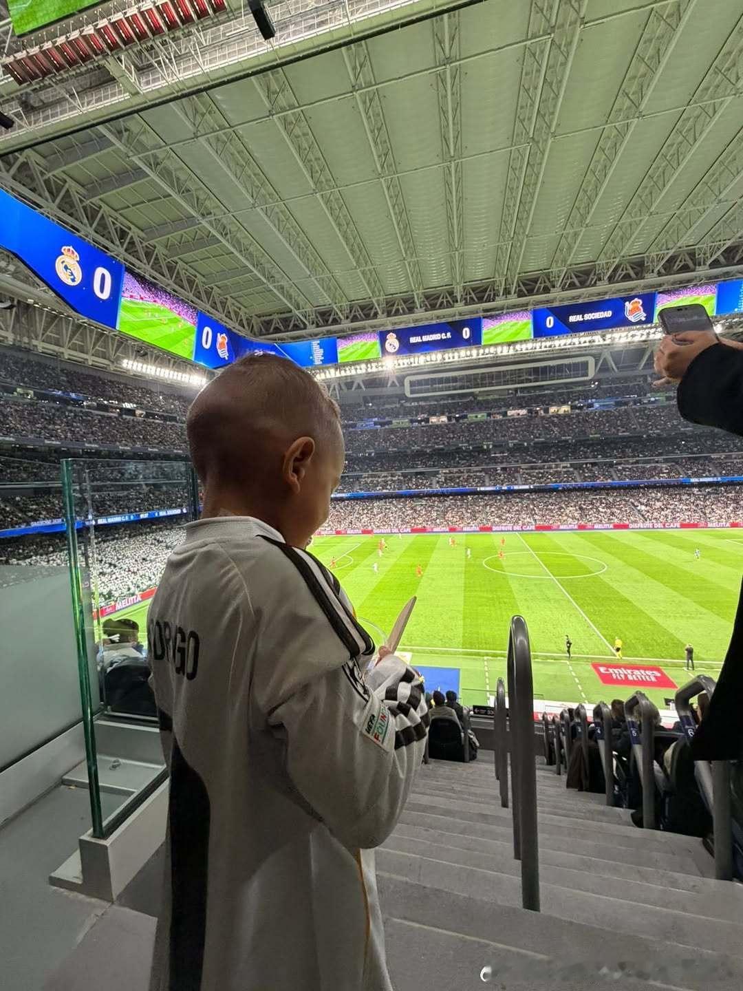 Ravy和Rayan第一次在伯纳乌球场看皇马的比赛，可惜这场比赛罗德里戈因伤未能