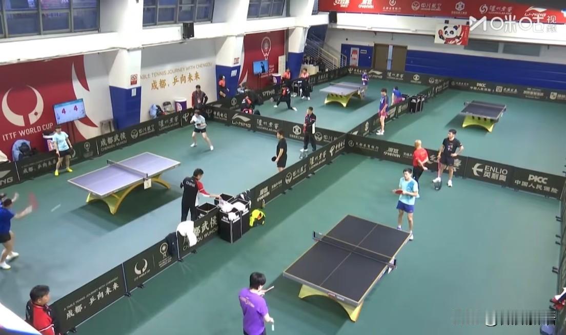 日本队一直在盯着我们训练。
这也看不出来今晚要先上那对混双，看到王楚钦和牛冠凯在