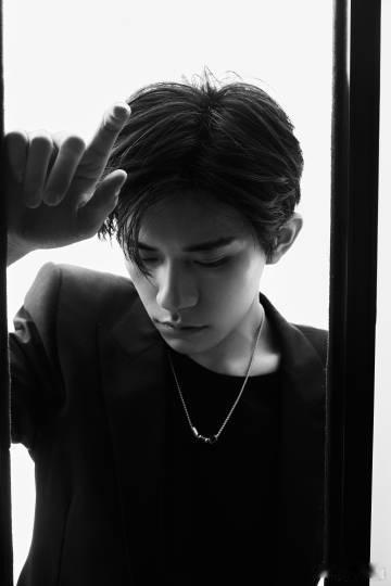 #易烊千玺工作室湾区升明月晚会出图##易烊千玺湾区升明月黑白造型图#易烊千玺在湾