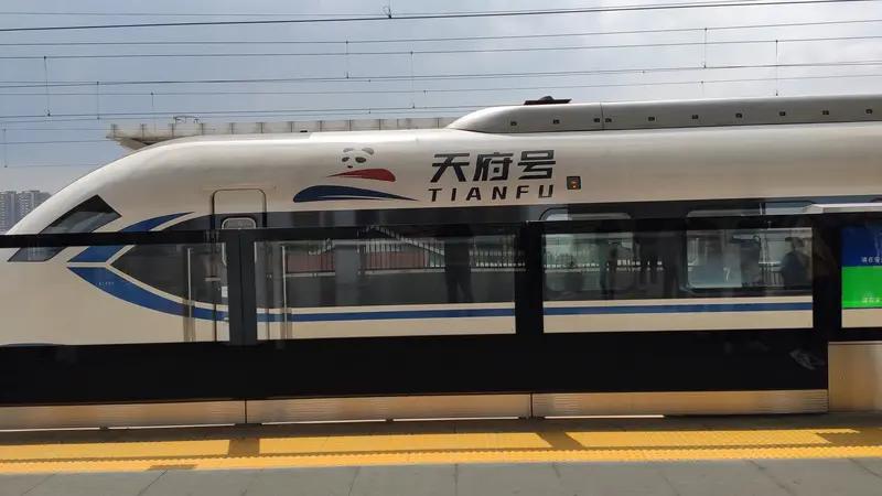 成都到新疆的专列旅游路线特色满满。像“熊猫专列·锦绣天府号”，满载92人开启16