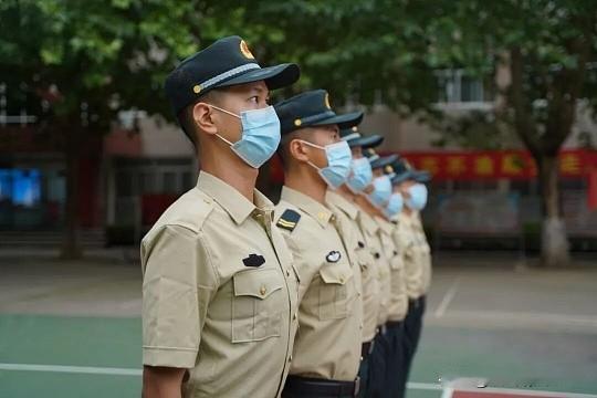 上军校本质上等于参军入伍，是职业定向培养；上大学则是普通高等教育，追求学术或就业