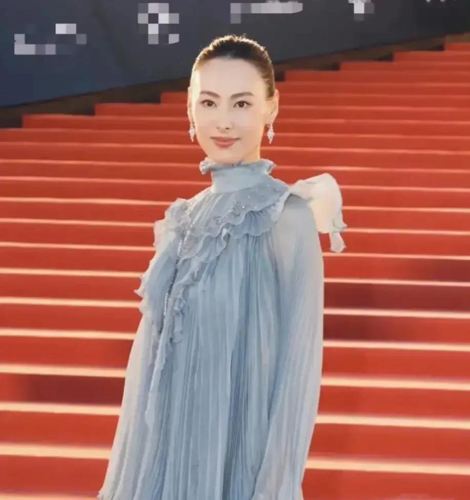 一天晚上，陈荣炼把价值11个亿的联排别墅放进安以轩手上：“我愿意身家百分之一换你