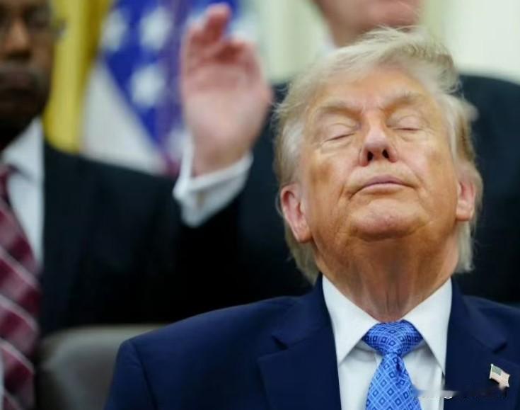 特朗普认为，美国每年为保护北约耗费近万亿美元，英法德意波等国出的钱只是美国的零头