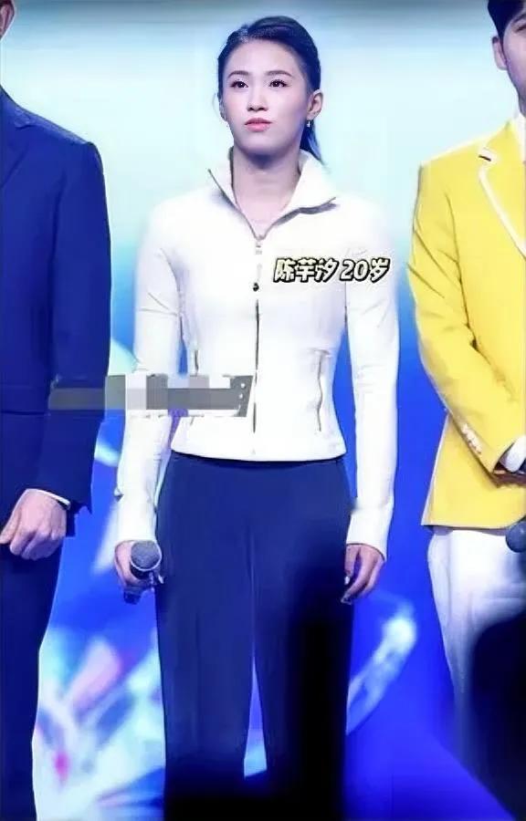 陈芋汐一露面，我直接拍大腿——

这才叫“杀疯了”的高级感！

跨年舞台上明星都