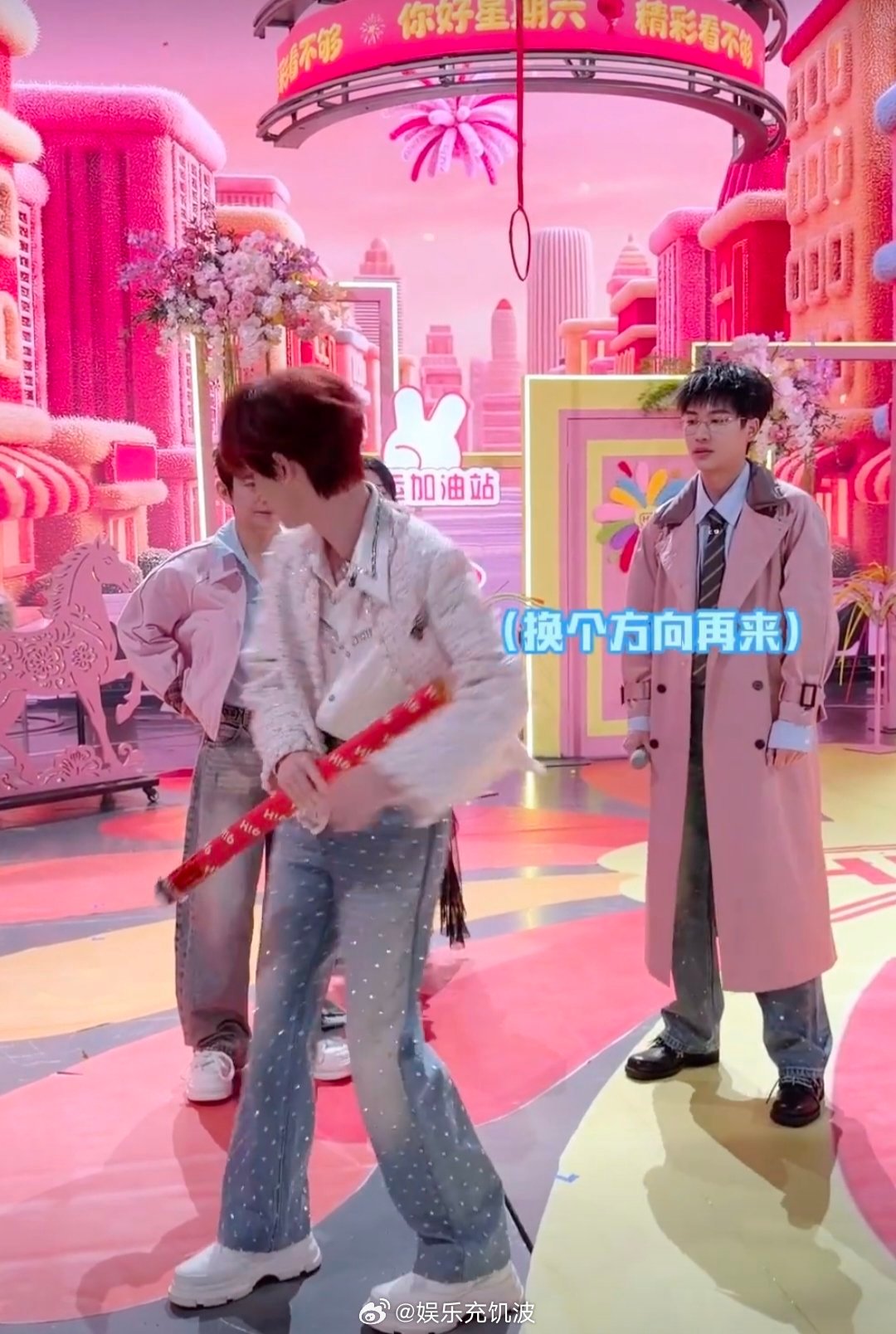 何炅震惊丁程鑫不会劈叉你好星期六好六后台秒开柔韧度测试，何炅亲自上阵展示极限劈叉