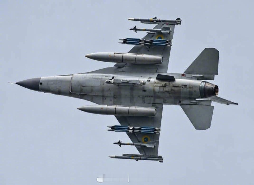 俄乌局势新进展 乌克兰空军F-16AM战斗机，配备8枚GBU-39 SDB炸弹、