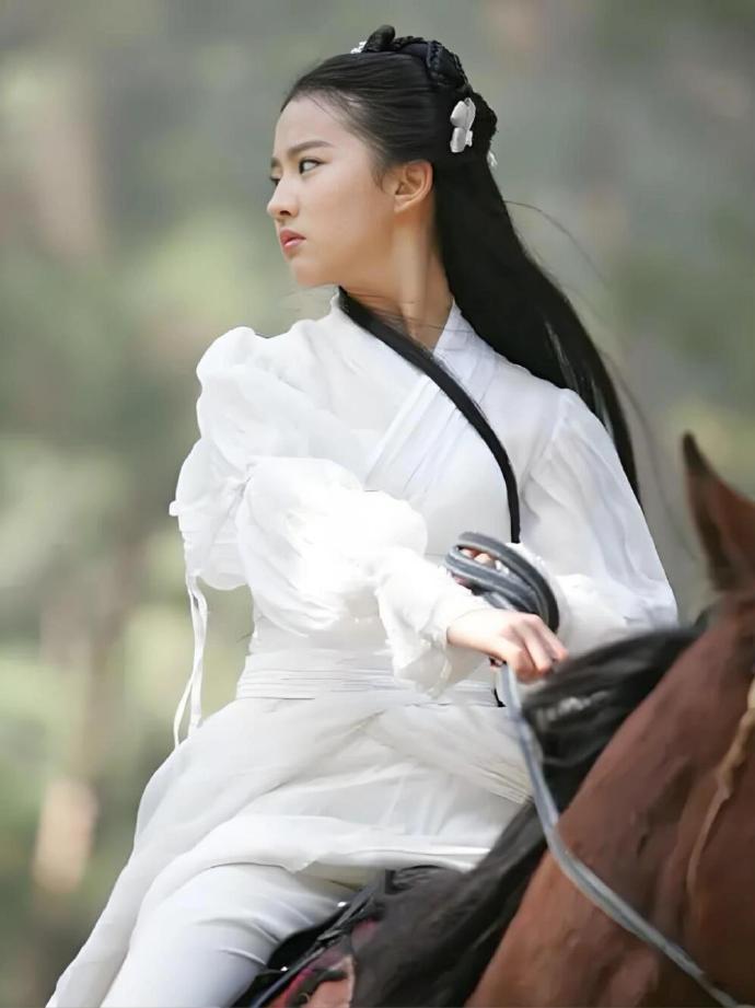 庆姐也有被嫌“不成熟”的一天！张纪中爆料小龙女选角考虑刘晓庆，但56岁的她驾驭不