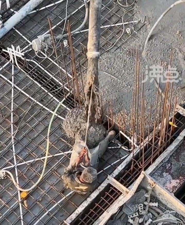 【 拍摄者：想起了自己的父亲】7月11日，浙江宁波。一工地上，白发男子在30多米