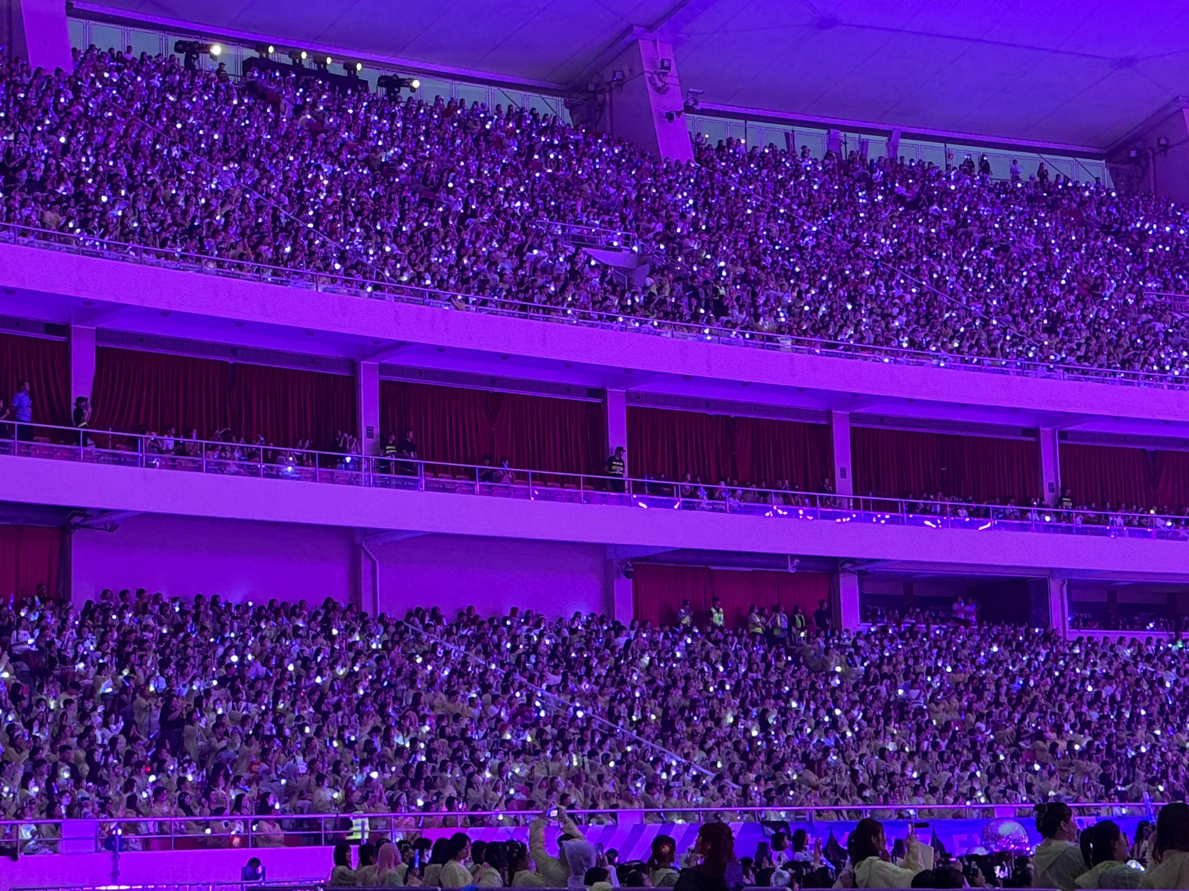 王源上海演唱会上座率王源体育场上座率上海对王源而言像是专属主场，一踏进来就满是归