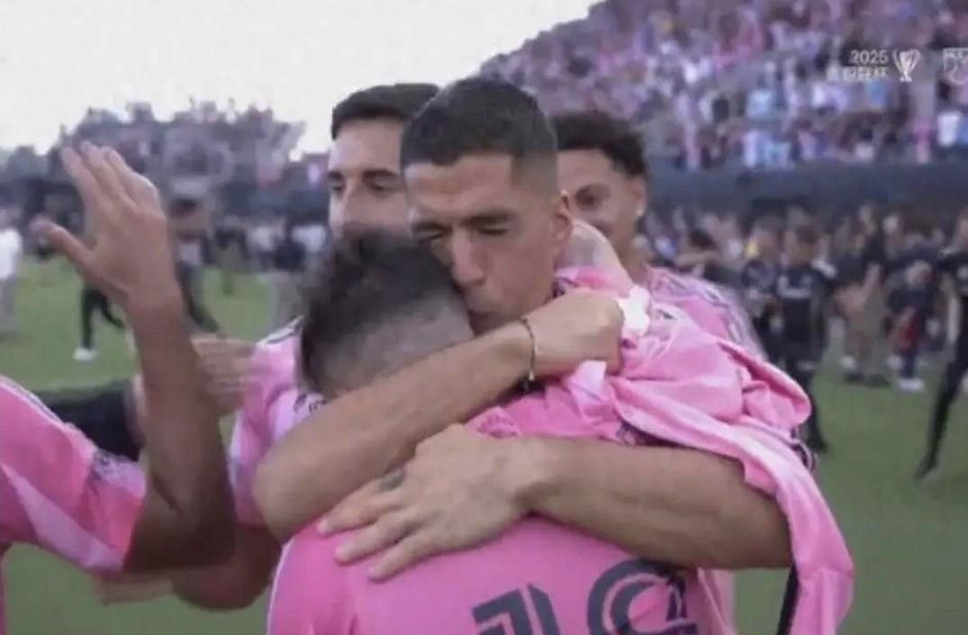 梅西在狂欢。
阿尔巴在庆祝。
苏亚雷斯呢？
镜头扫过狂欢的人群
他一个人走到角落