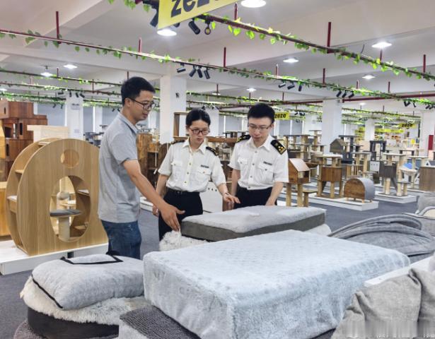 当台州路桥篮球热潮遇上夏夜烟火市集蒲草匠心造凉具，出海拓市旺外贸；借力全球消暑潮