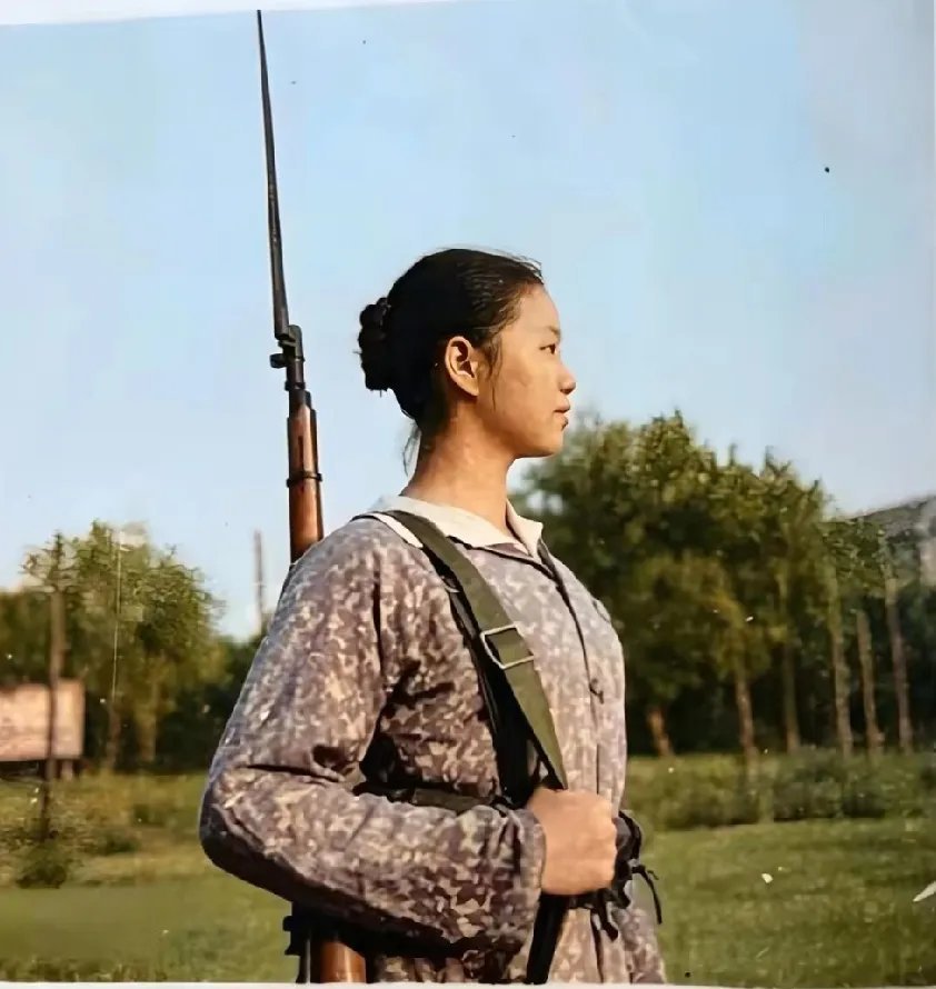60年代，湖南烈士公园一位女民兵背着枪时的一张留影，那是一个全民皆兵的年代。 