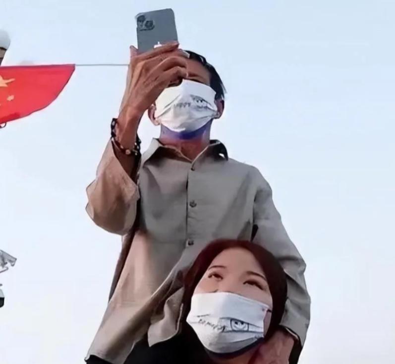 1997年春末的河南田间，50岁的拾荒老人张双奇在野花丛中发现了一个被遗弃的女婴