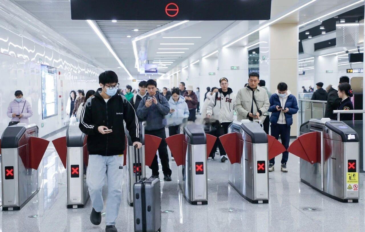 早呀、今天是2026年2月6日 星期五
农历乙巳【蛇】年腊月十九
地铁客流数据