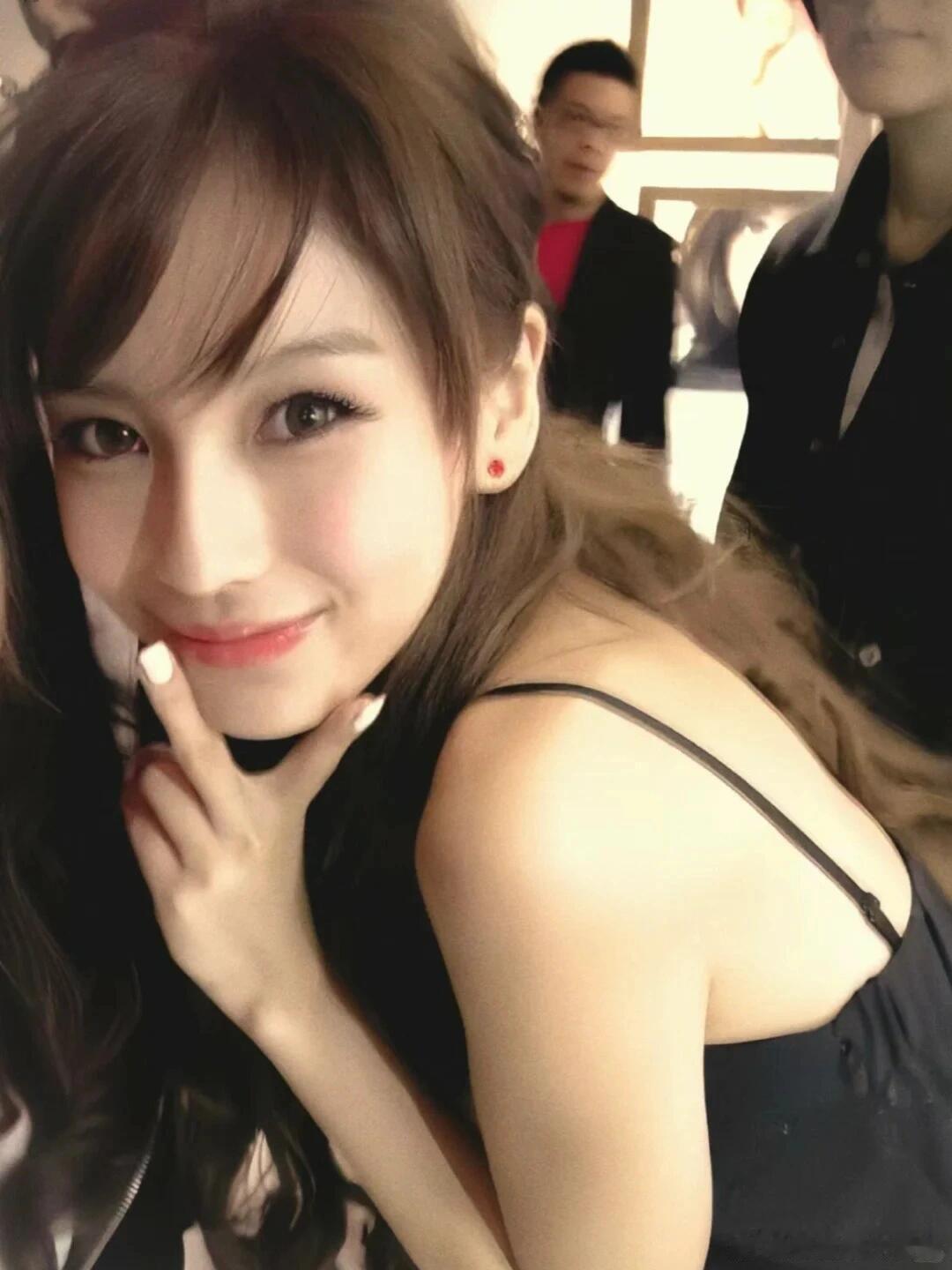 #angelababy[超话]##杨颖空降超话发文想念大家#鼻姐早期也太甜了吧.