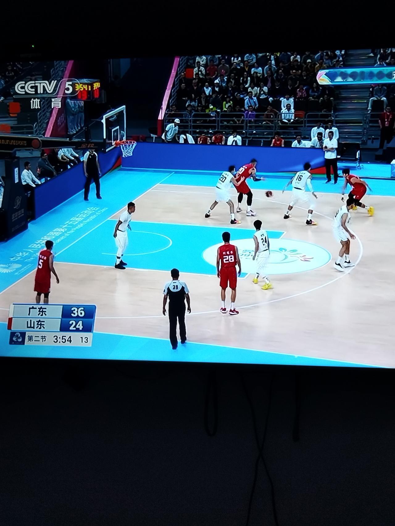 今天cctv5晚间直播广东队男篮对阵山东男篮的比赛。

今天广东男篮主教练杜锋。